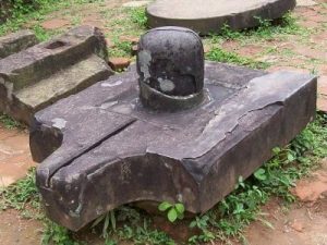 tượng linga và yoni tại bảo tàng nước mắm Làng Chài Xưa