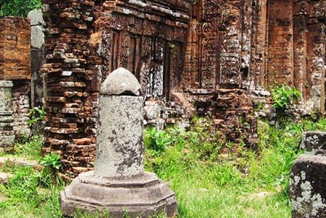  tượng linga và yoni tại bảo tàng nước mắm Làng Chài Xưa