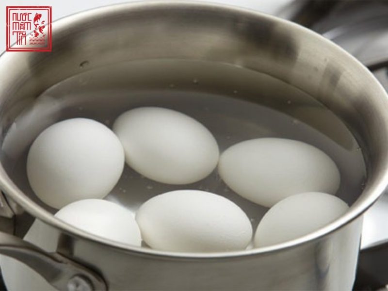 luộc trứng dễ bóc vỏ