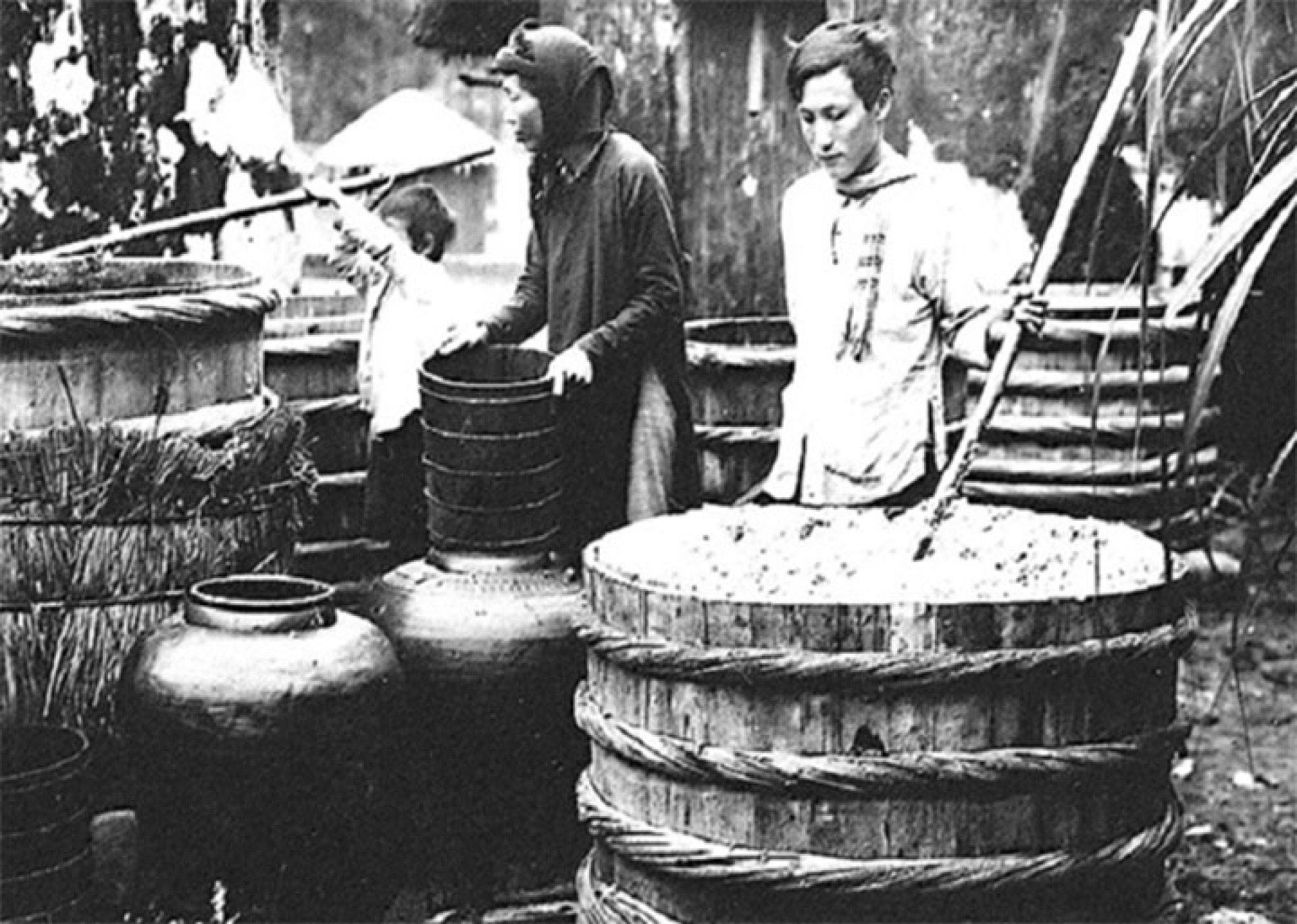 Nước mắm sạch, thơm ngon và an toàn cho sức khỏe. Hướng dẫn cách nhận biết và chọn mua nước mắm chất lượng từ các thương hiệu uy tín.